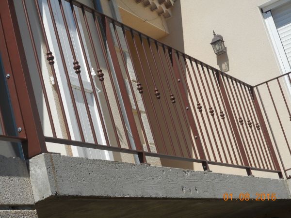 Garde-corps sur balcon peint au four 